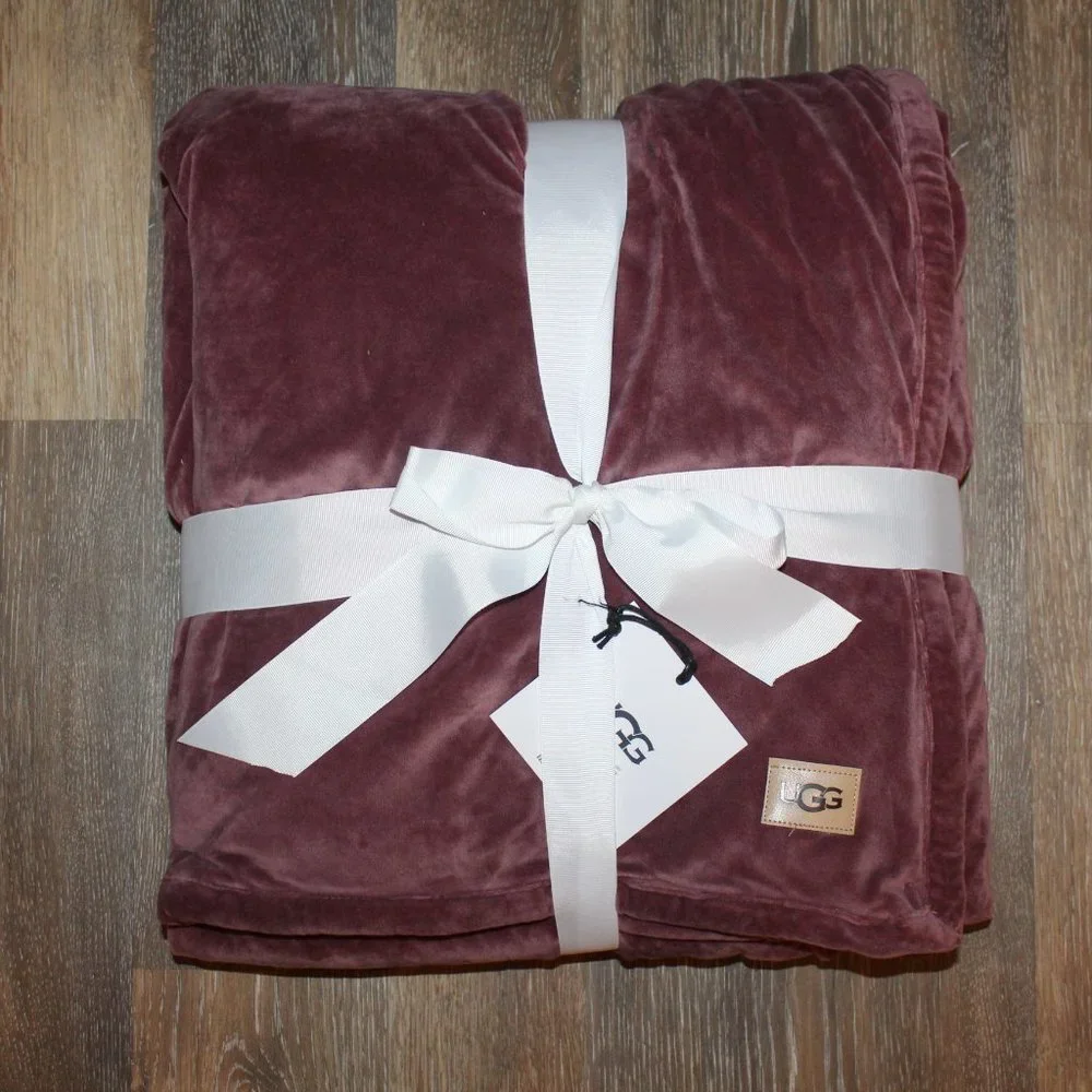 NWT UGG PLUSH SHERPA LINED THROW DUSTY ROSE 50 X 70